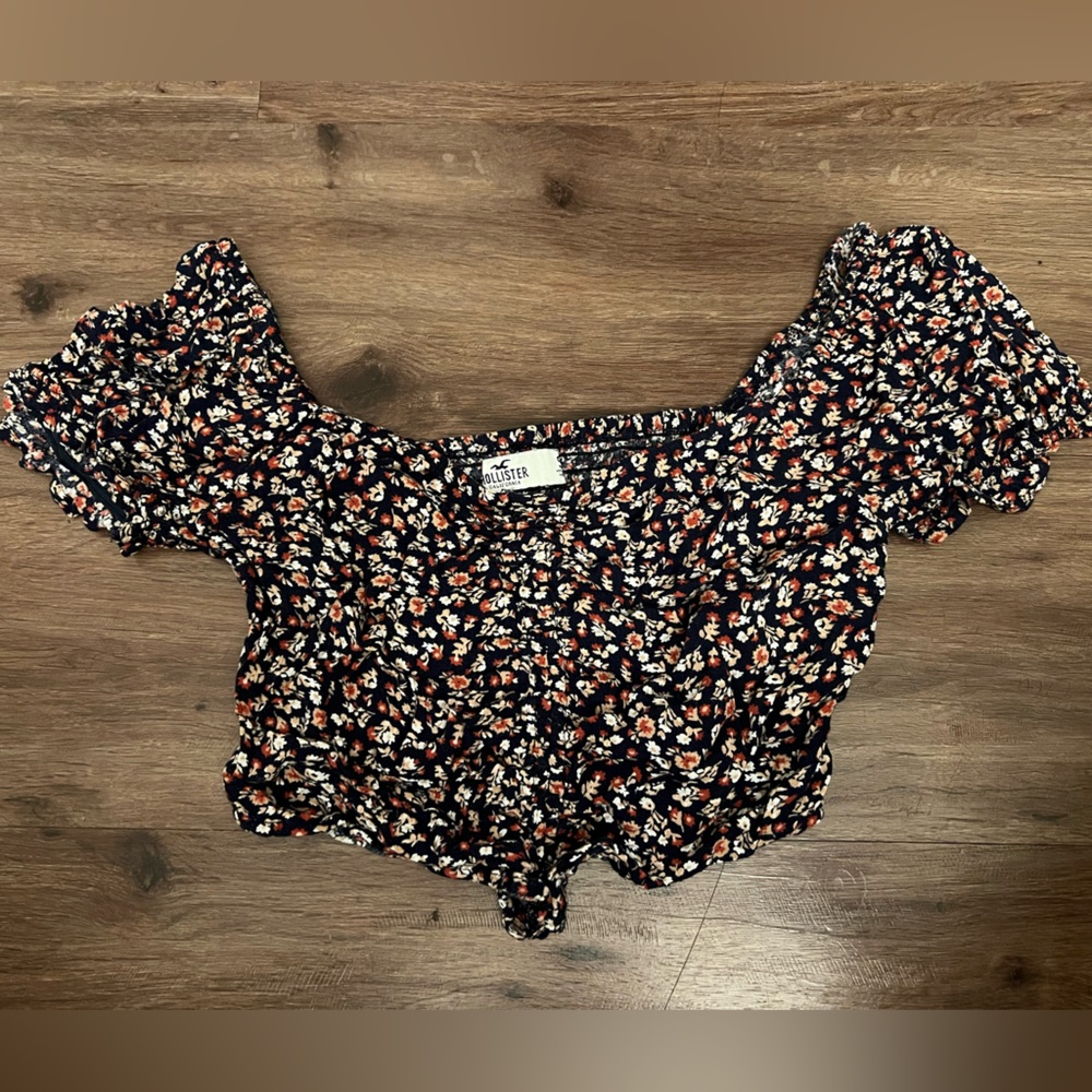 Hollister flower crop top. Size:small